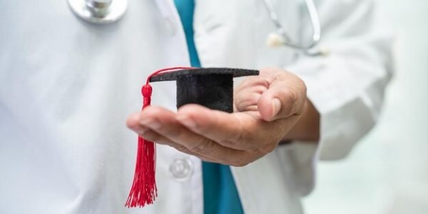 midsection-doctor-holding-stethoscope_1048944-6718300